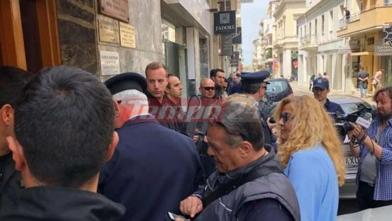 Αρπάζουν σπίτια: Ένταση έξω από συμβολαιογραφικό γραφείο στην Πάτρα